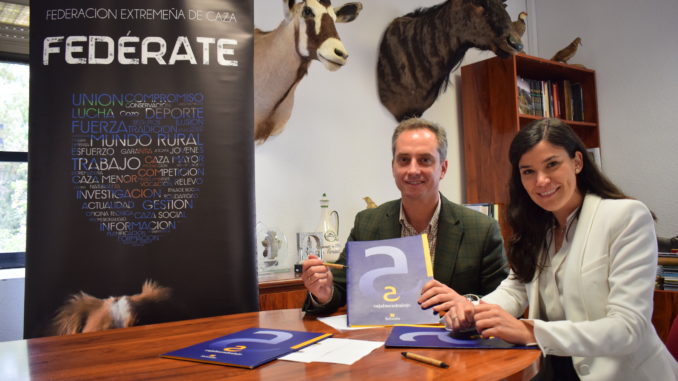 Caja Almendralejo se incorpora como empresa patrocinadora de la Federación Extremeña de Caza