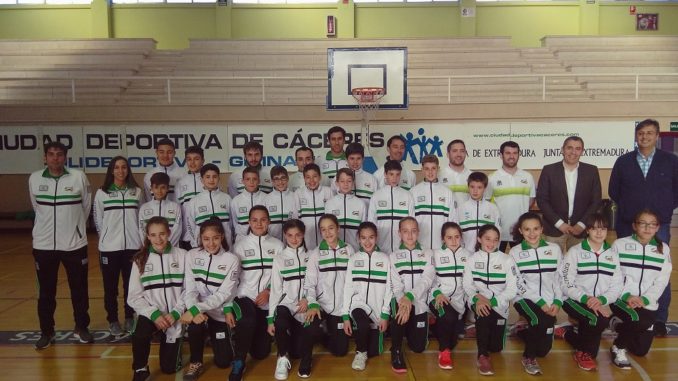 Las Selecciones Extremeñas Minibasket han recibido la visita de D. Manuel Hernández Director General de Deportes de la Junta de Extremadura