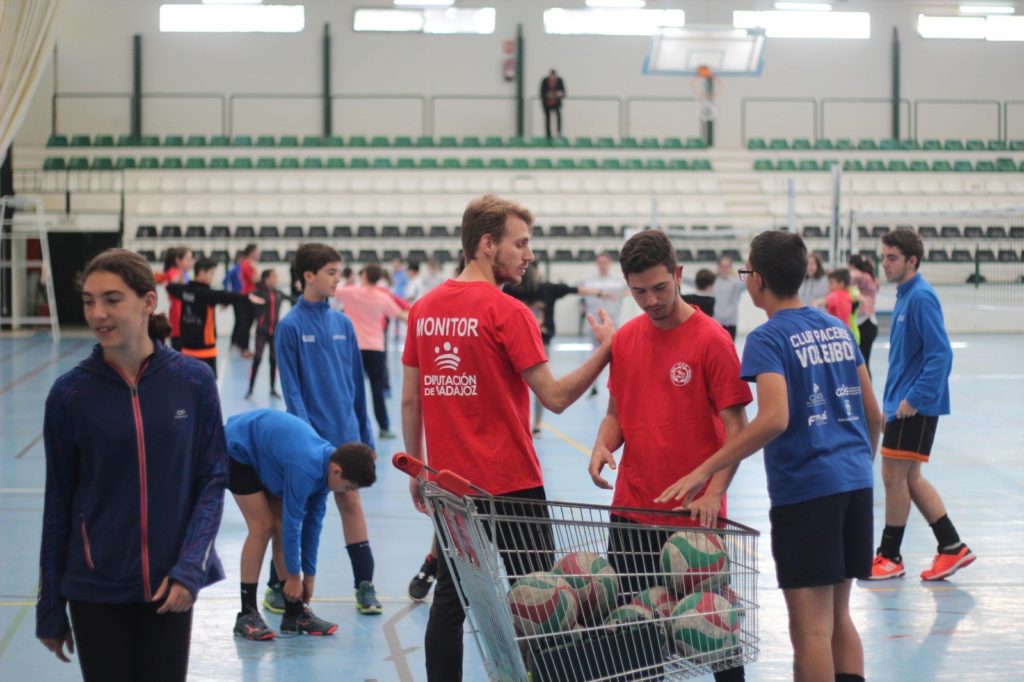 Más de 60 niños y niñas ya disfrutan del voleibol en Semana Santa en Badajoz