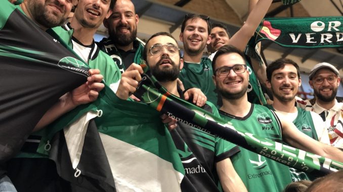El Cáceres y su afición son de Oro