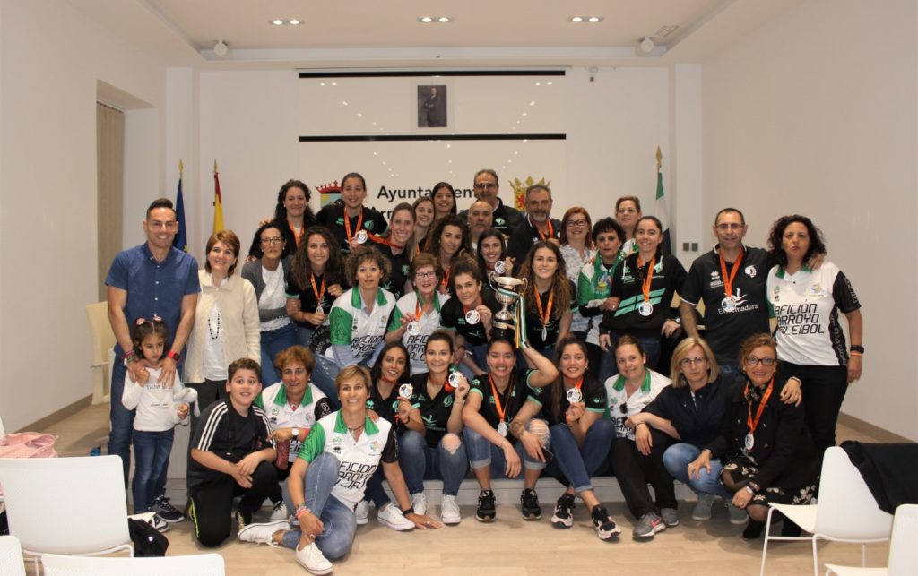 El Extremadura Arroyo ofrece el ascenso a la Virgen de la Luz y recibe un homenaje del Ayuntamiento