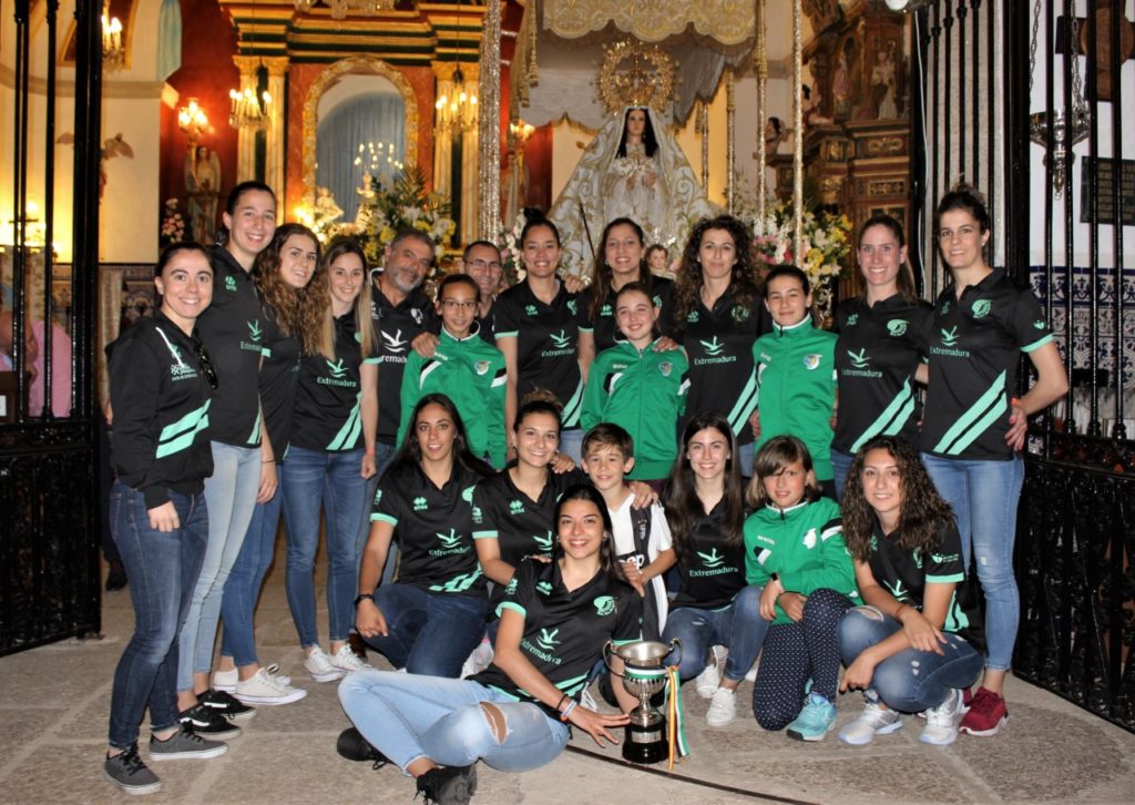 El Extremadura Arroyo ofrece el ascenso a la Virgen de la Luz y recibe un homenaje del Ayuntamiento