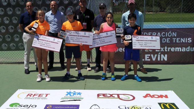 Jorge Aza y Alejandra Pinilla Campeones de Extremadura Tenis en categoría Alevín