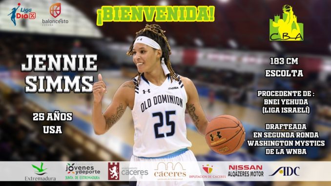 Jennie Simms firma con el Nissan Al-Qázeres Extremadura