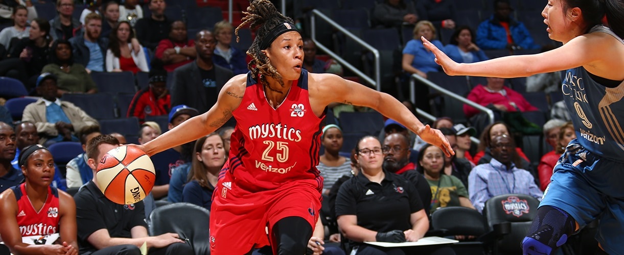 Jennie Simms firma con el Nissan Al-Qázeres Extremadura
