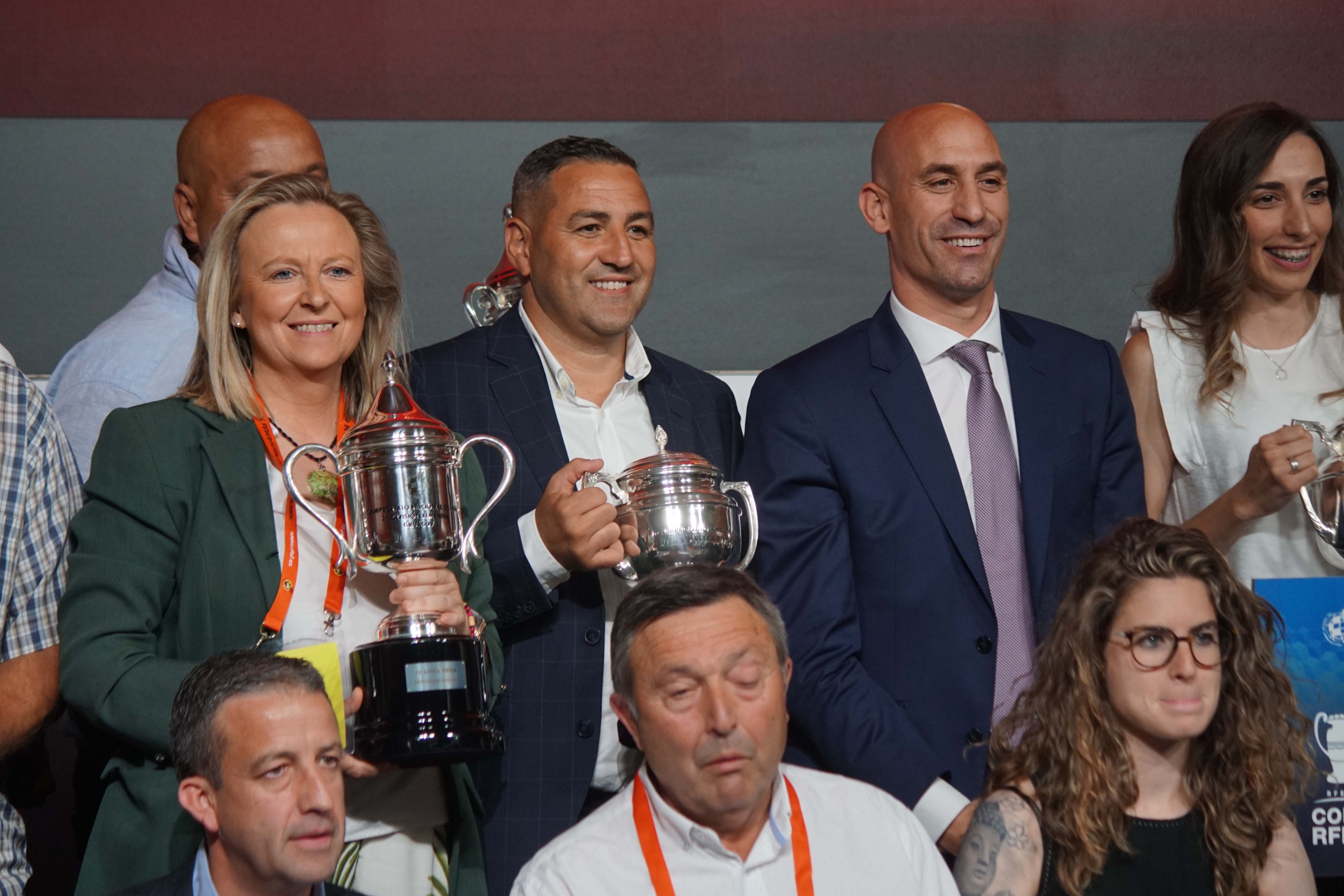 El Santa Teresa Badajoz recibe en la Ciudad del Fútbol de Las Rozas la copa de campeón 2018/2019