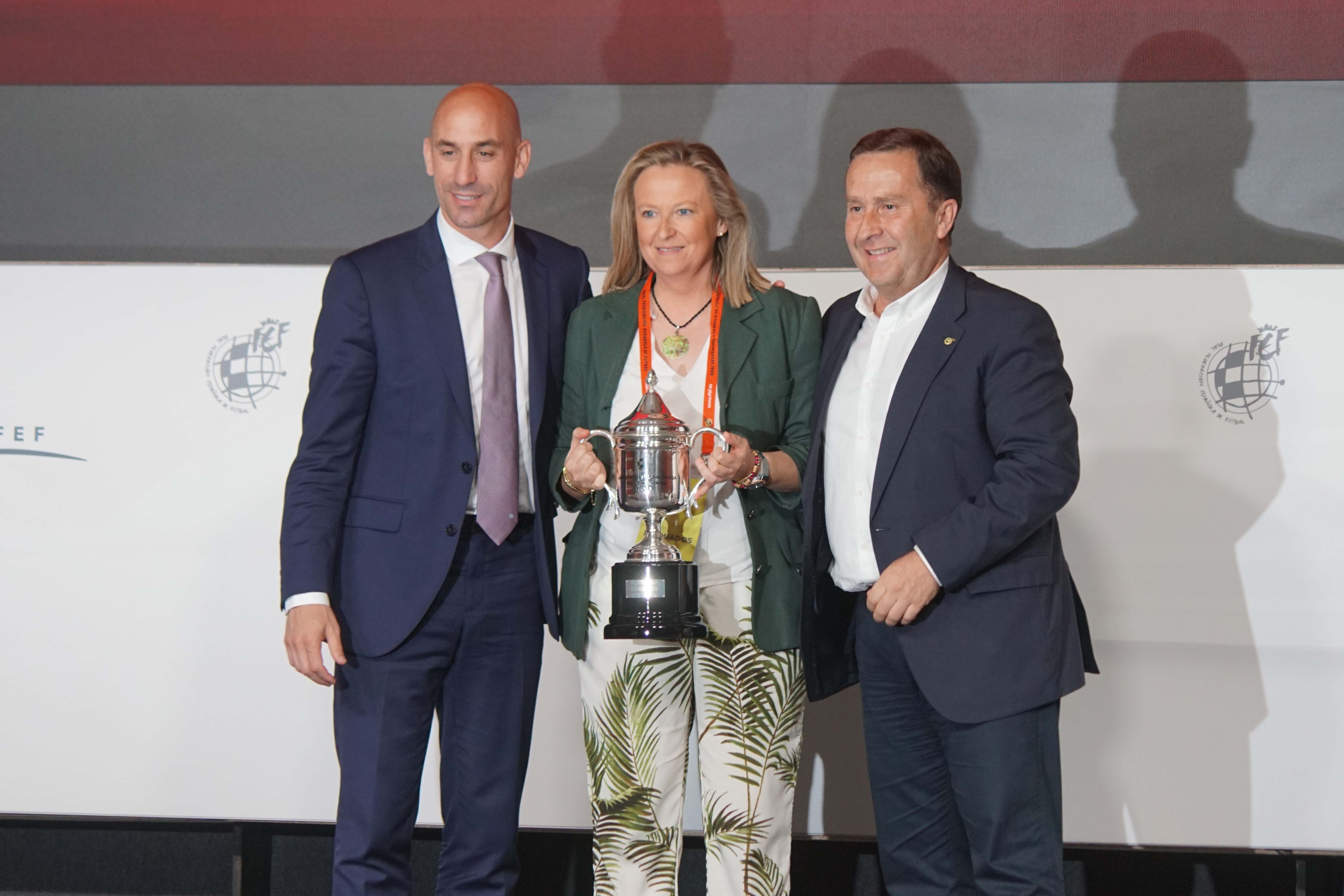 El Santa Teresa Badajoz recibe en la Ciudad del Fútbol de Las Rozas la copa de campeón 2018/2019