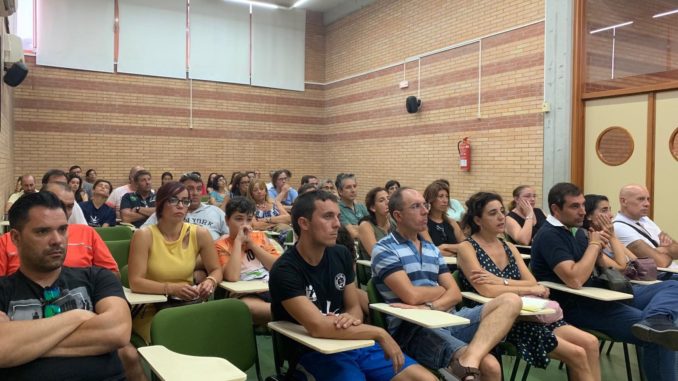 El Club Pacense Voleibol comienza a planificar la temporada recibiendo a los padres de la cantera