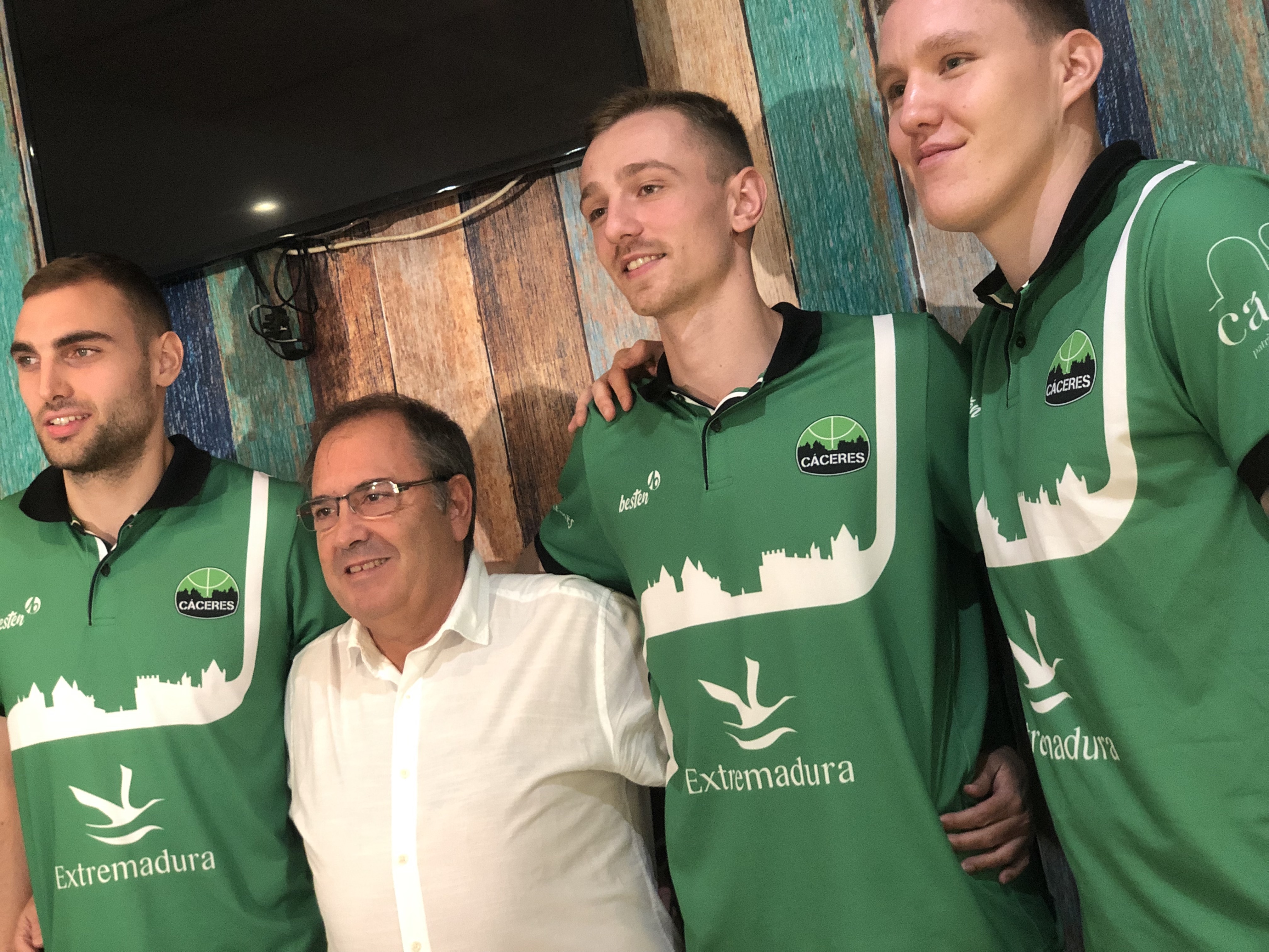 El Cáceres presenta a la “armada europea” en Tapería Baco