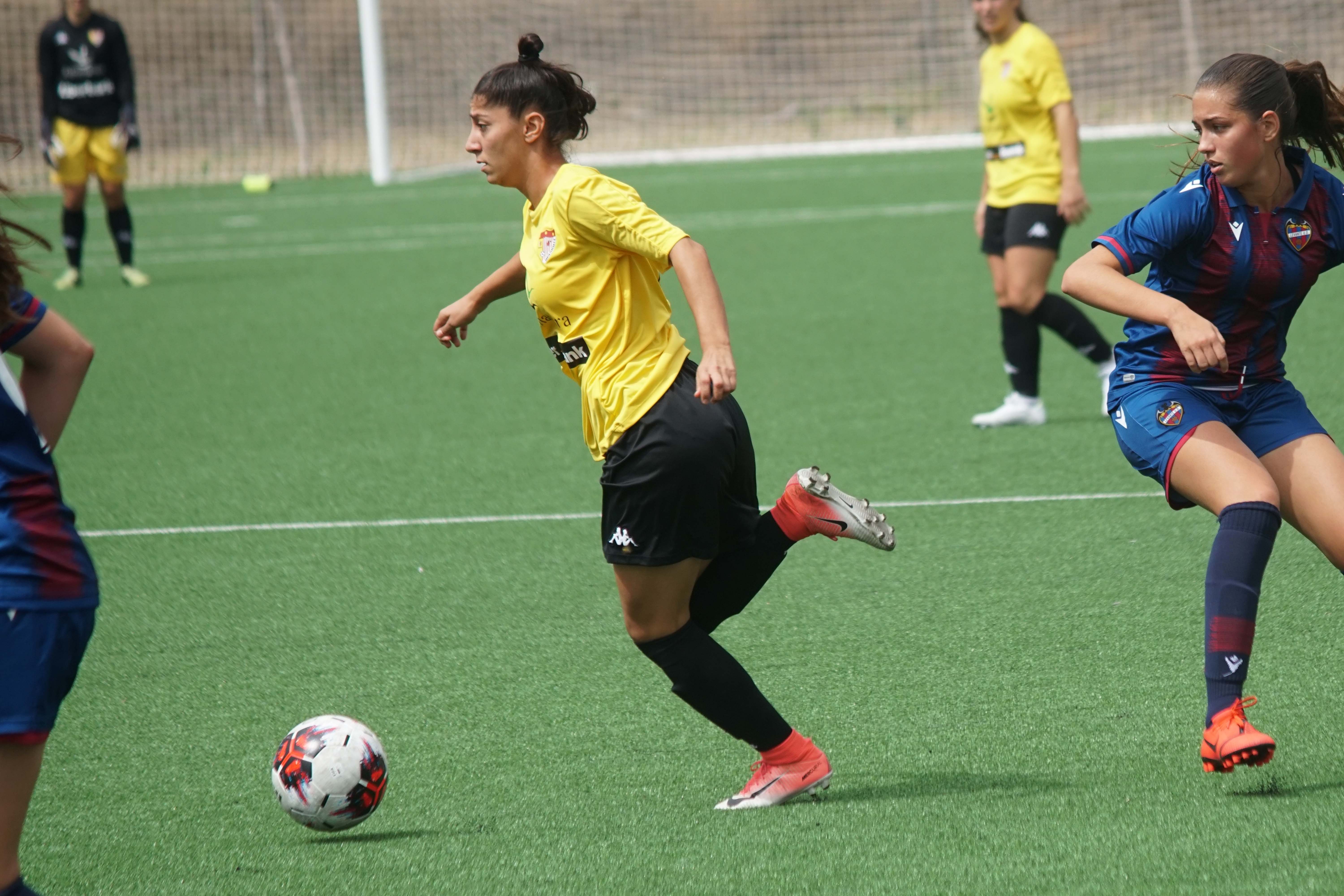 El Liberbank Santa Teresa Badajoz ha disputado este domingo la segunda jornada de Reto Iberdrola esta temporada visitando al filial del Levante UD en su Ciudad Deportiva. En el partido en el equipo gozó de ocasiones y llegadas pero no supo materializarlas.   Tras unos primeros minutos de tanteo entre los dos equipos las pacenses buscaban la portería rival. En el 29’ Mireya centraba y Carrie remataba desviado, y antes del descanso Belén pudo inaugurar el marcador tras una buena jugada de la atacante estadounidense, que se zafaba de su marca dentro del área y asistía a la delantera oliventina, que remataba a puerta y la guardameta despejaba a córner, llegando al descanso con el 0-0 inicial.   Tras la reanudación el equipo seguía intentándolo con llegadas, aunque sin estar acertadas en los últimos metros. En el 55’ Carrie de nuevo disparaba desde fuera del área en un nuevo acercamiento, y en el 70’ las locales se topaban con el larguero tras un contragolpe.   Carrie Madden volvería a intentarlo más tarde desde fuera del área, y Neira se sumaba al ataque para disparar desde fuera del área con peligro en el 81’. En los últimos minutos el equipo no cesaba en sus intentos. Belén recogía un balón largo y su remate se marchaba fuera, y en el 93’ Nayadet asistía con un centro medido a la delantera, que cabeceaba a las manos de la portera en la última ocasión.   Finalmente, el partido acababa con empate a cero y reparto de puntos entre los dos equipos. El Santa Teresa suma un nuevo punto y ya cuenta con cuatro en las dos jornadas disputadas. El próximo fin de semana las pacenses reciben en Badajoz a CD Juan Grande canario en la tercera jornada liguera.   Levante UD B: Moral, Lena Pérez, Paula Arce, Salvador, Paula Durán, Andrea Okene (Sara Martínez 60’), Cubells (Climent 60’), Perera, Ana Lucía (Andrea Torres 85’), Nerea Vicente y Natalia Pascual (Ainhoa Estévez 75’).   Liberbank Santa Teresa Badajoz: Yoli, Marta, Nayadet, Estefa, Belén, Mireya, Carrie (Esperanza 76’), Neira, Pinilla (Alba 76’), Ayuso y Carola (Derya 85’).   Goles: Sin goles.   Àrbitra: Ainhoa Remón Tello (Comité Valenciano). Mostró amarilla a la local Sandra Perera (21’) y a la visitante Neira (6’)    