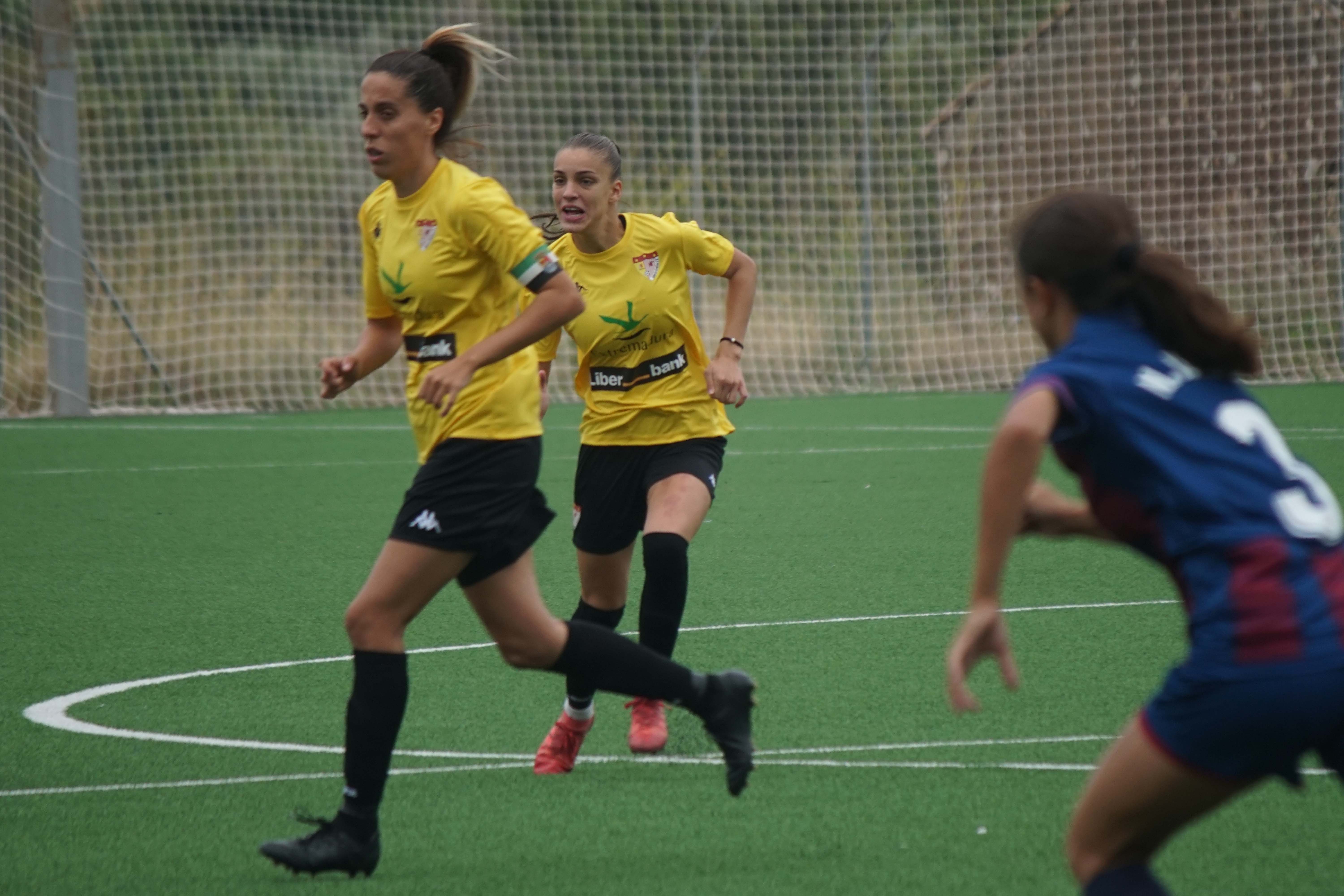 El Liberbank Santa Teresa Badajoz ha disputado este domingo la segunda jornada de Reto Iberdrola esta temporada visitando al filial del Levante UD en su Ciudad Deportiva. En el partido en el equipo gozó de ocasiones y llegadas pero no supo materializarlas.   Tras unos primeros minutos de tanteo entre los dos equipos las pacenses buscaban la portería rival. En el 29’ Mireya centraba y Carrie remataba desviado, y antes del descanso Belén pudo inaugurar el marcador tras una buena jugada de la atacante estadounidense, que se zafaba de su marca dentro del área y asistía a la delantera oliventina, que remataba a puerta y la guardameta despejaba a córner, llegando al descanso con el 0-0 inicial.   Tras la reanudación el equipo seguía intentándolo con llegadas, aunque sin estar acertadas en los últimos metros. En el 55’ Carrie de nuevo disparaba desde fuera del área en un nuevo acercamiento, y en el 70’ las locales se topaban con el larguero tras un contragolpe.   Carrie Madden volvería a intentarlo más tarde desde fuera del área, y Neira se sumaba al ataque para disparar desde fuera del área con peligro en el 81’. En los últimos minutos el equipo no cesaba en sus intentos. Belén recogía un balón largo y su remate se marchaba fuera, y en el 93’ Nayadet asistía con un centro medido a la delantera, que cabeceaba a las manos de la portera en la última ocasión.   Finalmente, el partido acababa con empate a cero y reparto de puntos entre los dos equipos. El Santa Teresa suma un nuevo punto y ya cuenta con cuatro en las dos jornadas disputadas. El próximo fin de semana las pacenses reciben en Badajoz a CD Juan Grande canario en la tercera jornada liguera.   Levante UD B: Moral, Lena Pérez, Paula Arce, Salvador, Paula Durán, Andrea Okene (Sara Martínez 60’), Cubells (Climent 60’), Perera, Ana Lucía (Andrea Torres 85’), Nerea Vicente y Natalia Pascual (Ainhoa Estévez 75’).   Liberbank Santa Teresa Badajoz: Yoli, Marta, Nayadet, Estefa, Belén, Mireya, Carrie (Esperanza 76’), Neira, Pinilla (Alba 76’), Ayuso y Carola (Derya 85’).   Goles: Sin goles.   Àrbitra: Ainhoa Remón Tello (Comité Valenciano). Mostró amarilla a la local Sandra Perera (21’) y a la visitante Neira (6’)    