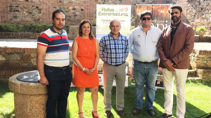 Presentación del 7º Rallye de Extremadura Histórico en el Claustro del Palacio de Carvajal de Cáceres