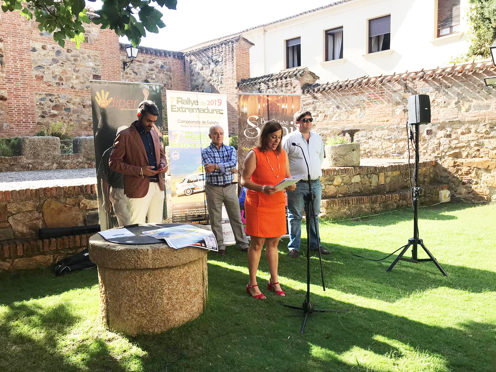 Presentación del 7º Rallye de Extremadura Histórico en el Claustro del Palacio de Carvajal de Cáceres