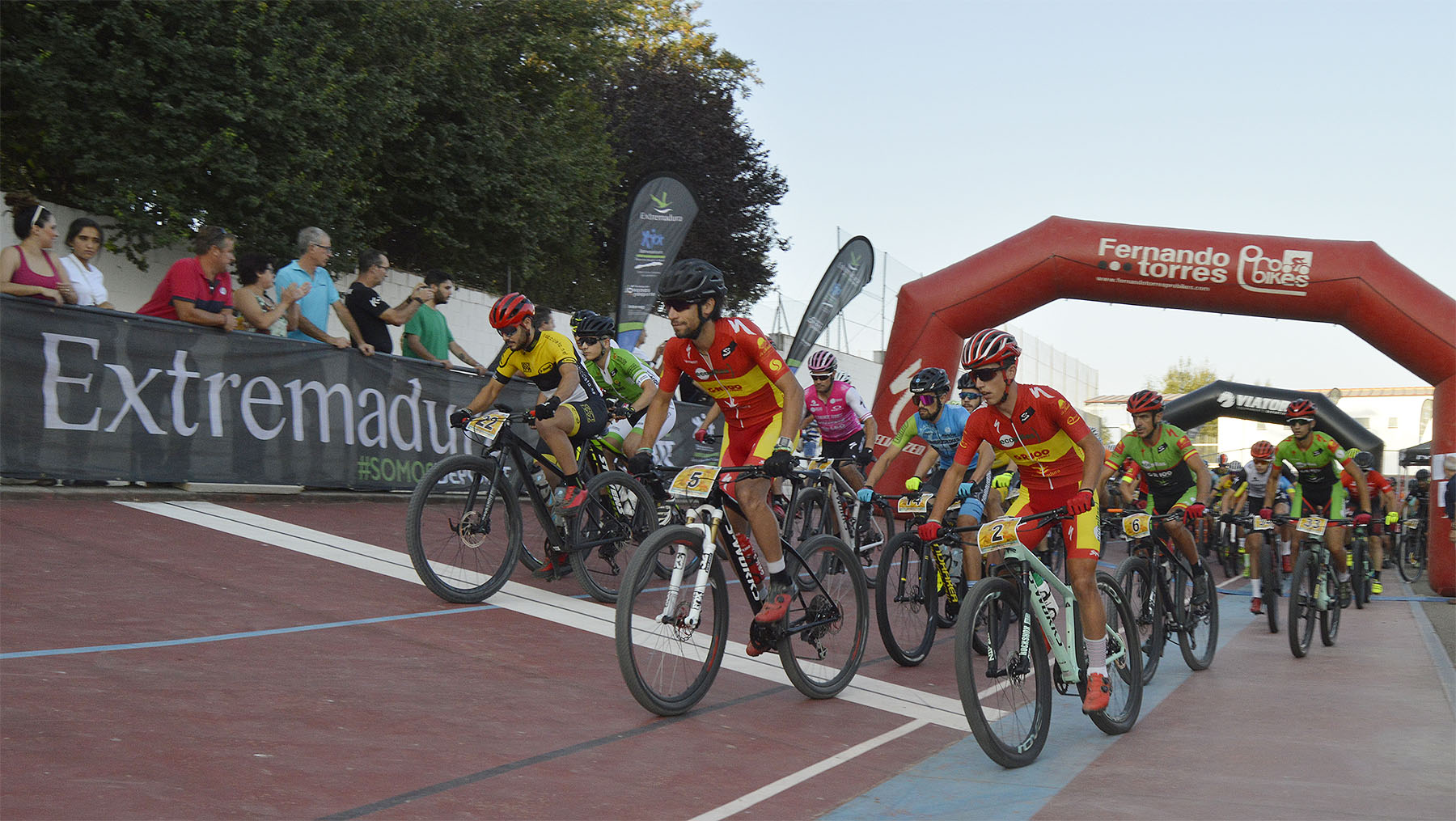 Los llerenenes Manu Cordero y Desi Castro lograron la victoria absoluta en la Marcha MTB “Fernando Torres Martín”