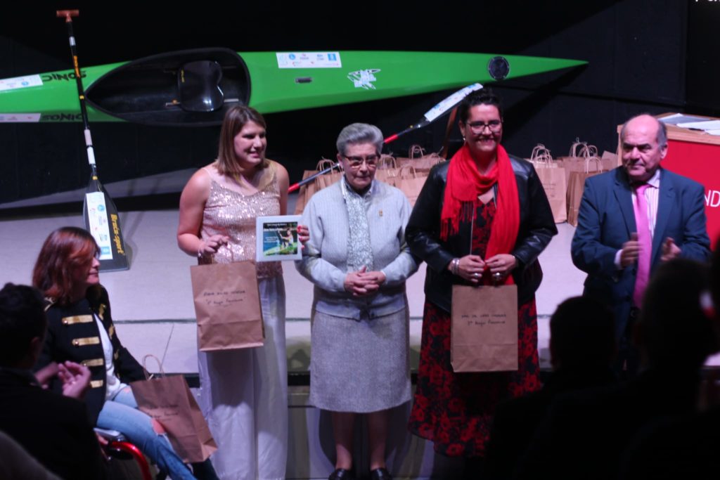 Elena Ayuso es distinguida en la gala anual del piragüismo extremeño