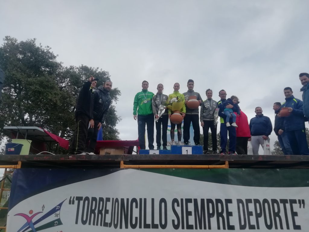 Podio Senior de la prueba con los articulos de cerámica que recibieron todos los campeones