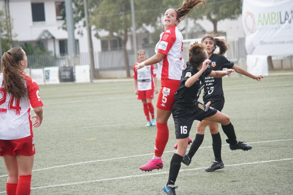 El Santa Teresa responde al mal tiempo con victoria y goles ante el Collerense