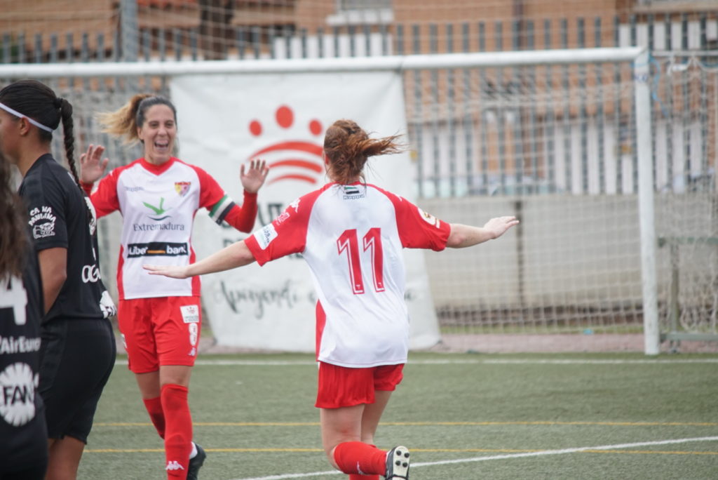 El Santa Teresa responde al mal tiempo con victoria y goles ante el Collerense