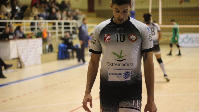 El Extremadura Aparthotel MM Badajoz lo intenta sin suerte en el derbi extremeño