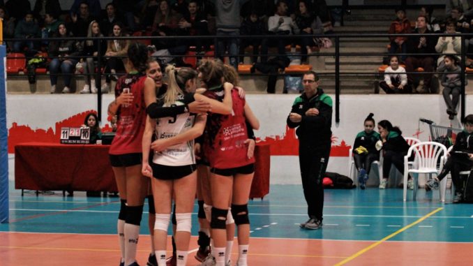 El Extrremadura Arroyo remonta en dos ocasiones y derrota 3-2 al CV Torrelavega