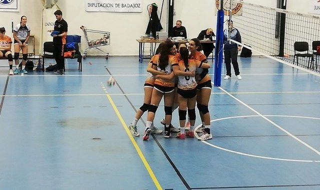 El Primera Femenino gana un complicado partido contra el Club Voleibol Bruxas