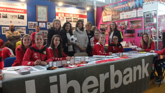 Las jugadoras del Liberbank Santa Teresa Badajoz se divierten en Iberocio