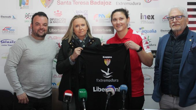 Presentada Jessica Yañez, nueva portera del Liberbank Santa Teresa Badajoz: “Quiero ayudar al equipo a que siga ganando”