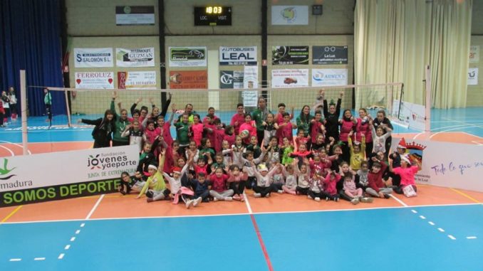 Más de un centenar de arroyanos disfruta del voley en la jornada 'Ven a jugar conmigo'