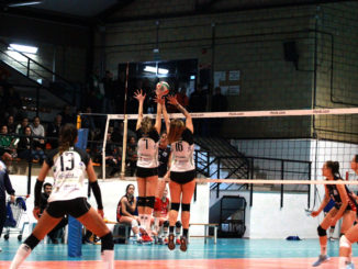 El Extremadura Arroyo no puede (0-3) con el voley sólido y eficaz del Arenal Emevé