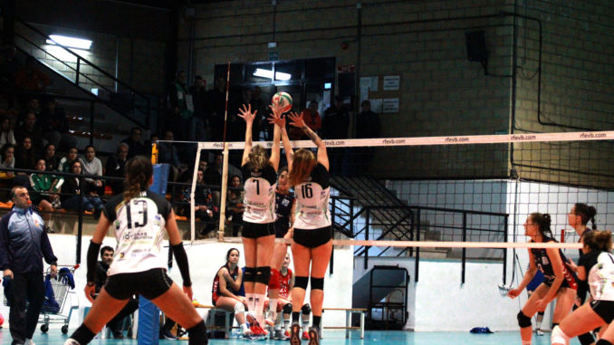 El Extremadura Arroyo no puede (0-3) con el voley sólido y eficaz del Arenal Emevé