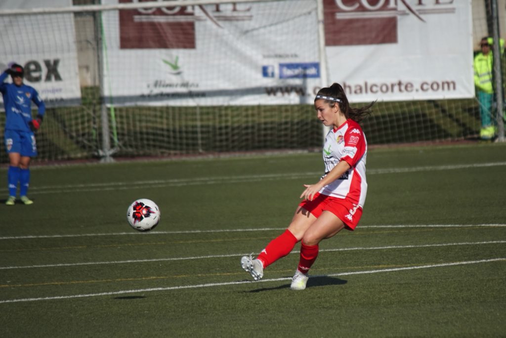 Marta Parralejo firma su renovación en su octava temporada en el club