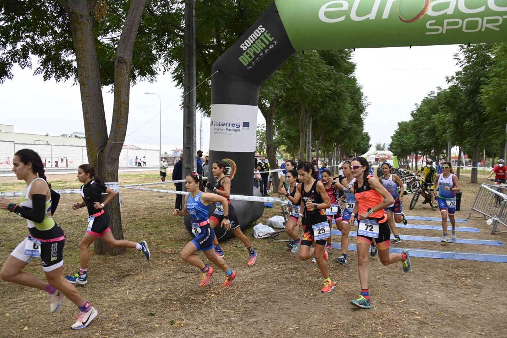 Gaspar Hernández y María Remedios Mendoza ganan el VI Duatlón Cros Villa de Montijo
