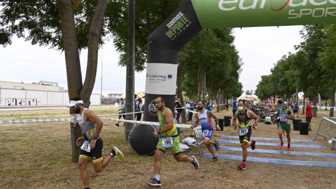 Gaspar Hernández y María Remedios Mendoza ganan el VI Duatlón Cros Villa de Montijo