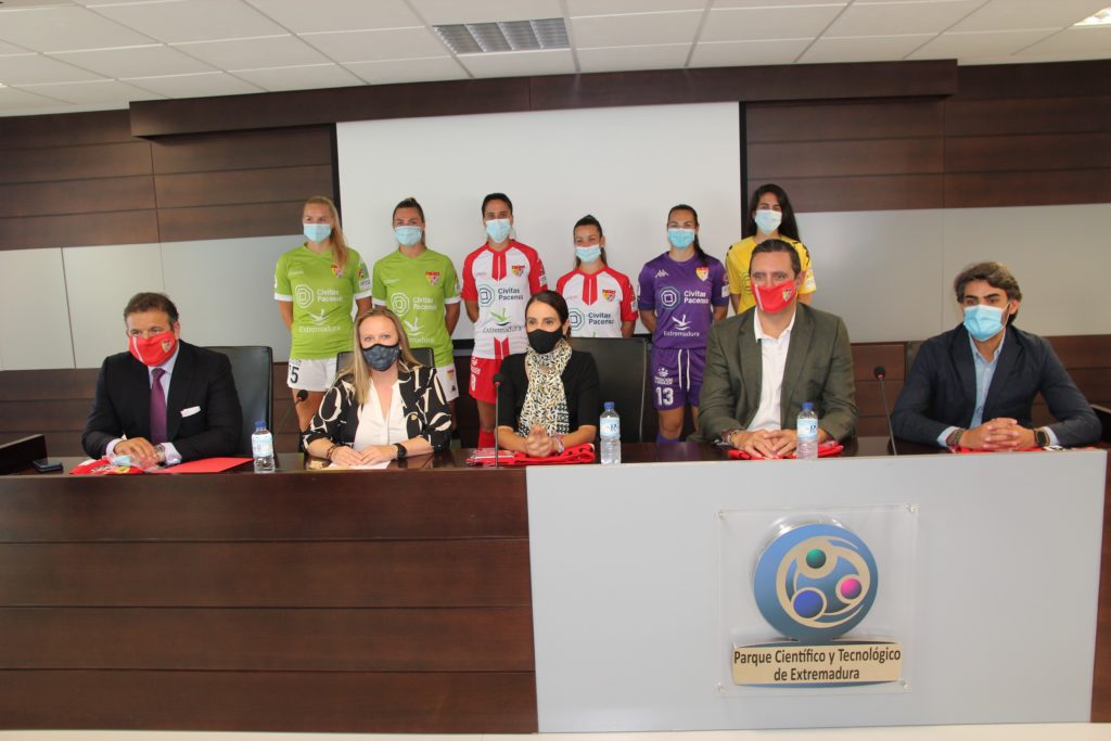 El Civitas Santa Teresa Badajoz echa a rodar luciendo naming, autobús y nueva camiseta