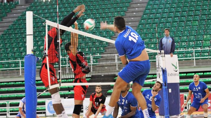 Victoria por 3-0 del Extremadura Cáceres Patrimonio de la Humanidad en su debut liguero ante el Club Vigo Voleibol