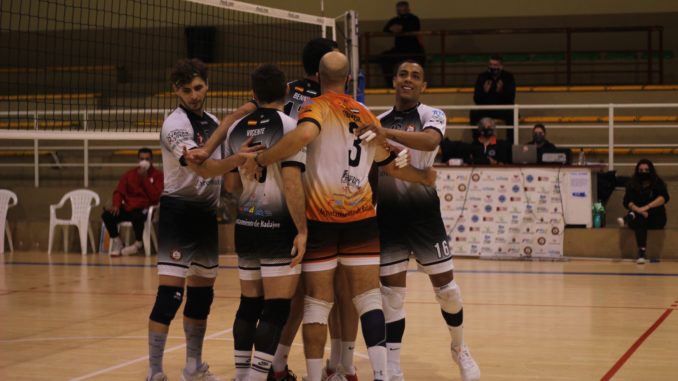 El CD Badajoz Extremadura de Superliga Masculina 2 remonta y gana al CV San Roque Batán
