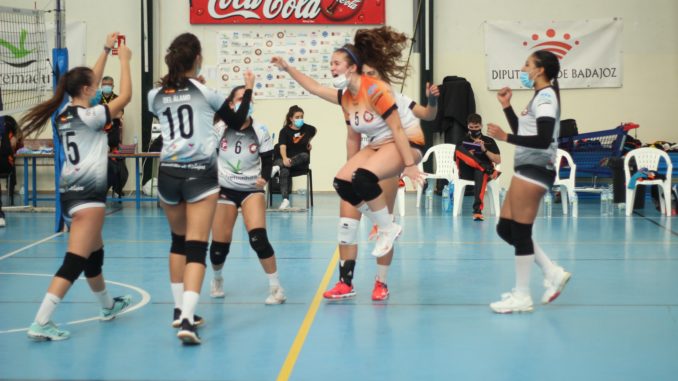 El CD Badajoz Extremadura de Primera División Nacional sufre para ganar al Almozara 2000