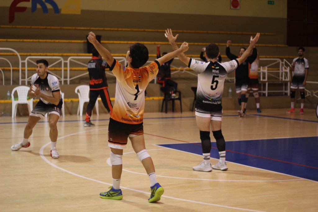 El CD Badajoz Extremadura de Superliga Masculina 2 remonta y gana al CV San Roque Batán