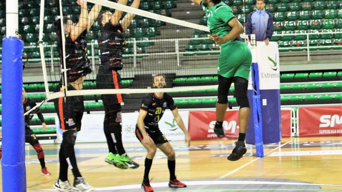 Lucas de Sousa en acción de ataque frente a San Roque