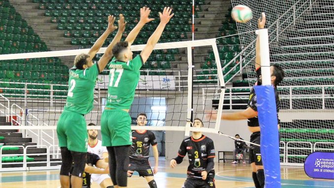 Lucas y Roberto en una acción de bloque el pasado sabado