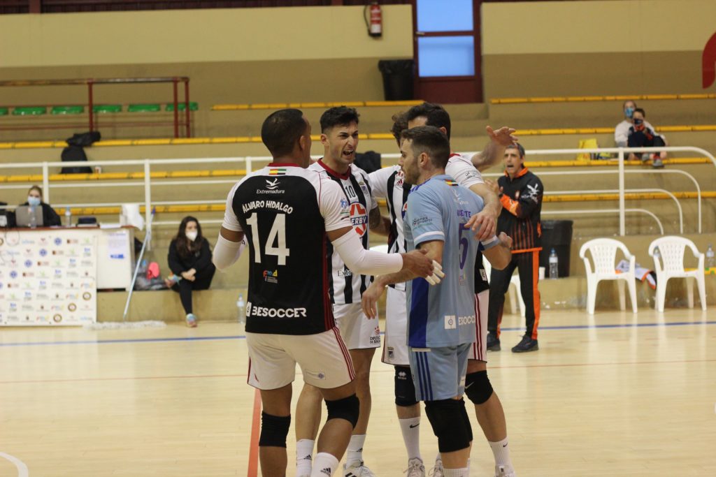 El CD Badajoz Extremadura de Superliga Masculina 2 derrota al líder Dumbría