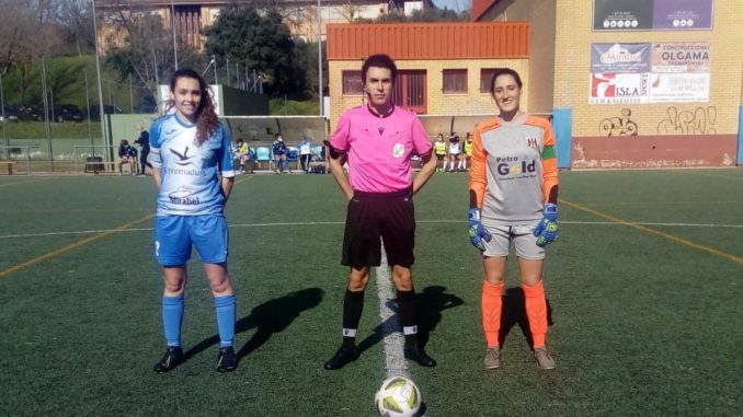Las capitanas posan con el árbitro antes del inicio