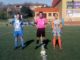 Las capitanas posan con el árbitro antes del inicio