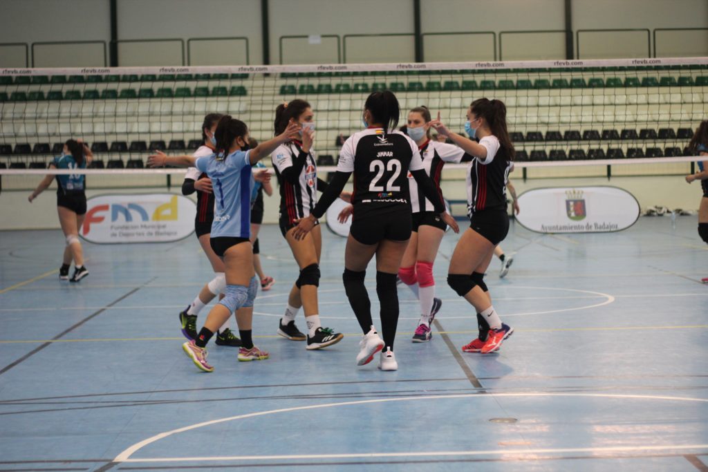 El CD Badajoz Extremadura se impone al CV Fuenlabrada y continúa líder