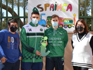 Ventura y Cárdenas posan con el galardon junto a miembros de ASPAINCA