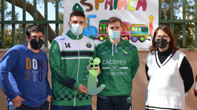Ventura y Cárdenas posan con el galardon junto a miembros de ASPAINCA