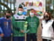 Ventura y Cárdenas posan con el galardon junto a miembros de ASPAINCA