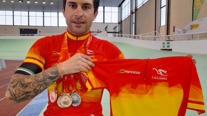 Ruben Tanco posa con sus medallas
