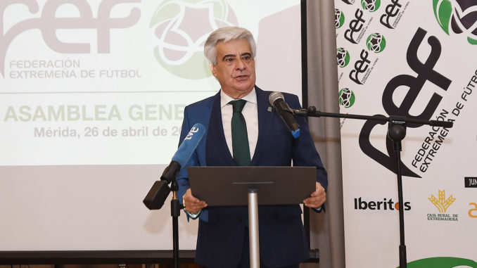 Pedro Rocha dirigiéndose a la Asamblea