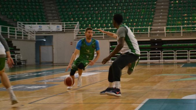 Jorge Sanz defendido por Raven Barber durante un entrenamiento
